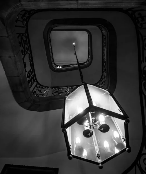 Antigua escalera de caracol en casa antigua con lámpara grande conectada —  Fotos de Stock