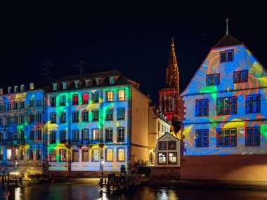 Styrasbourg renkli gece sokak görünümü. Vurgulanan binalar