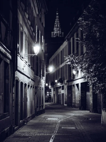 Boa noite, Estrasburgo. Vista de rua monocromática no centro . — Fotografia de Stock