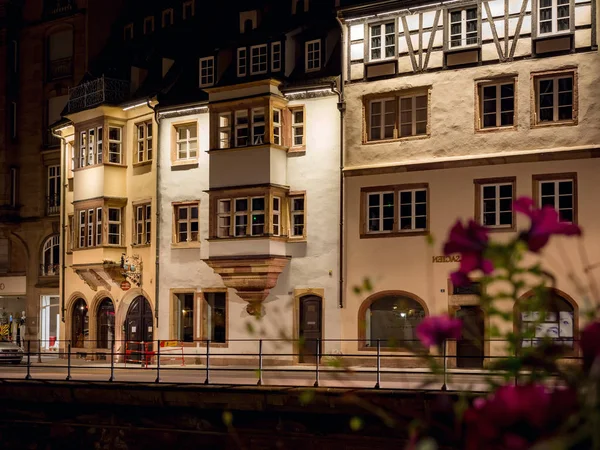 Colorida vista nocturna de la calle de Estirasburgo. Edificios destacados — Foto de Stock