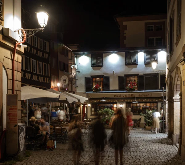 Kleurrijke nacht straat uitzicht op Styrasbourg. Gemarkeerde gebouwen — Stockfoto