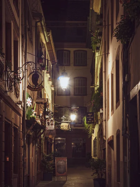 Styrasbourg renkli gece sokak görünümü. Vurgulanan binalar — Stok fotoğraf