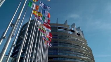Strasbourg / Fransa - 19 Eylül 2019: Avrupa Birliği 'nin çok renkli bayrakları Strazburg' daki Avrupa Parlamentosu önünde rüzgarda dalgalanıyor