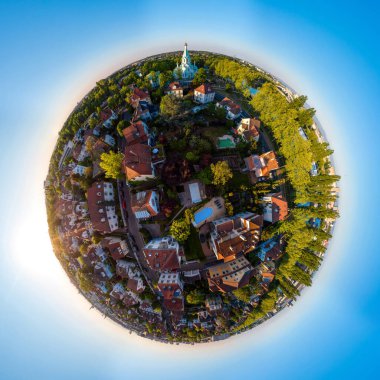 Küçük bir gezegenin soyut görüntüsü. İnsansız hava aracından alındı. Dairesel panorama. Fransa