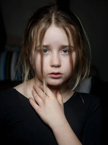 Pensief Portret Van Een Schoolmeisje Een Gespannen Serieuze Uitdrukking Studio — Stockfoto