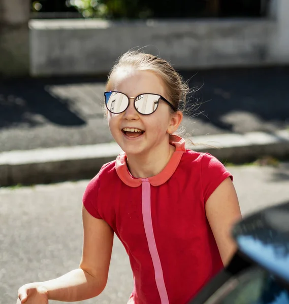 Emocionální Fotky Školačky Která Běhá Ulici Jasném Slunci Francie — Stock fotografie