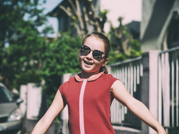 Fotos Emocionales Una Colegiala Que Corre Por Calle Bajo Sol — Foto de Stock