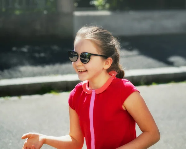 Емоційні Фотографії Школярки Які Бігають Вулиці Під Світлим Сонцем Франція — стокове фото