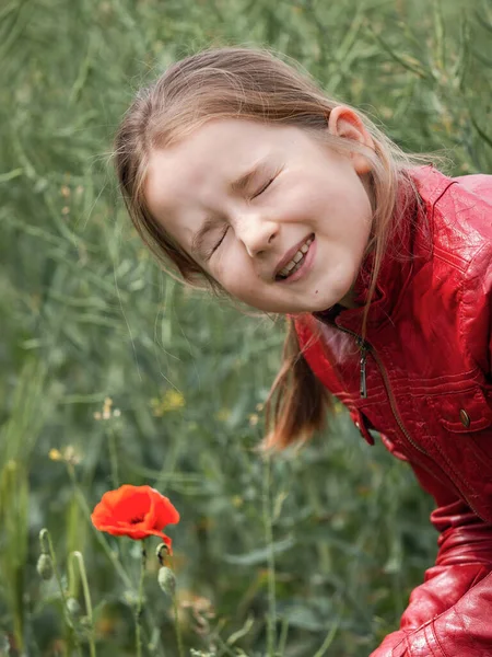 Девочка Школьница Рядом Красным Маком Поле Франция — стоковое фото
