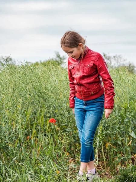 Una Colegiala Cerca Una Amapola Roja Campo Francia — Foto de Stock