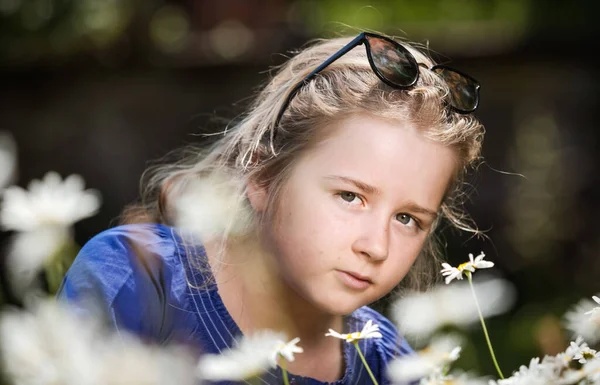 Schulmädchen Posiert Einem Kamillenfeld Der Sonne Frankreich — Stockfoto