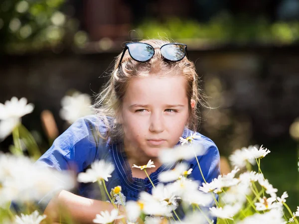 Écolière Posant Dans Champ Camomille Soleil France — Photo