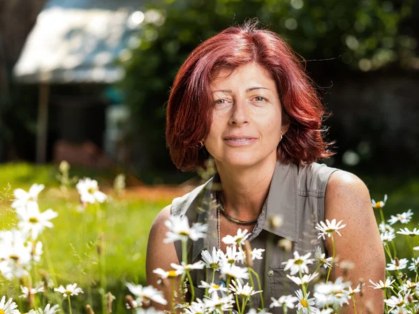 Ritratto Una Bella Donna Con Capelli Rossi Nel Giardino Sullo — Foto Stock