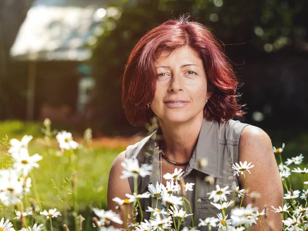 Ritratto Una Bella Donna Con Capelli Rossi Nel Giardino Sullo — Foto Stock