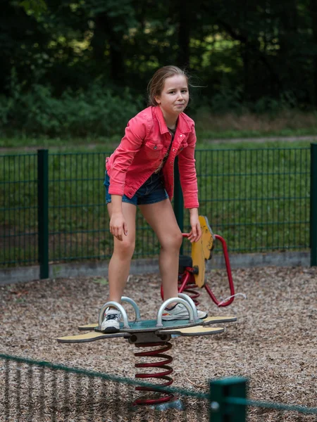 Ragazza Studentessa Gioca Nel Parco Giochi Emozioni Dell Infanzia Francia — Foto Stock