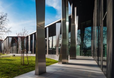 Strasbourg 'daki Müzik Sarayı. Modern mimari. Cam ve metal. Güzel bir jeo-geometrik bina. Fransa.