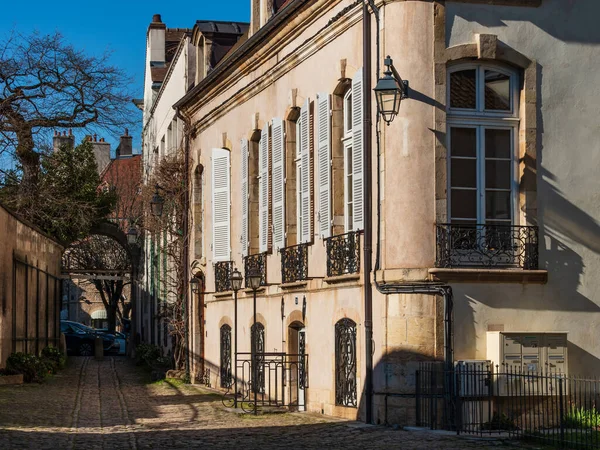 ブルゴーニュの美しい古代建築 ボーヌの街の通り 春の晴れた日 広告観光タイプ フランス — ストック写真