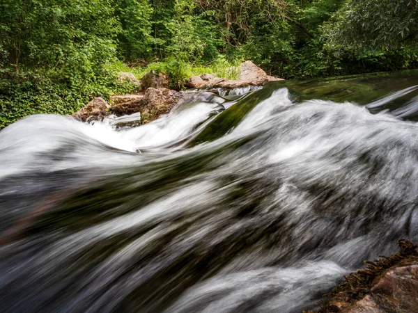 Kicsi Gyors Vízeséssel Egy Hegyi Folyón Erdőben Elzászban Franciaország — Stock Fotó