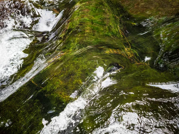 Petite Mais Rapide Rapide Avec Une Cascade Sur Une Rivière — Photo