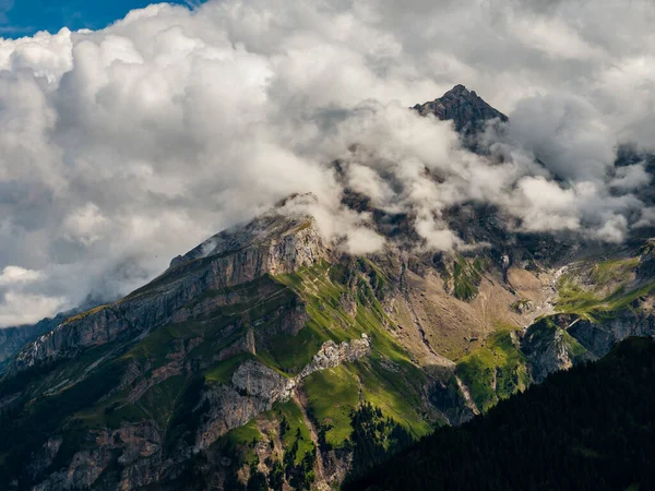 Rochas Terríveis Sem Vida Glaciar Nos Alpes Nuvens Nevoeiro Espalhados — Fotografia de Stock