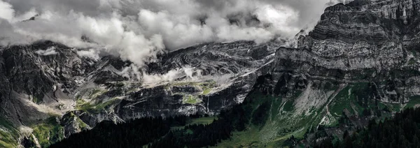 Fruktansvärda Livlösa Klippor Glaciär Alperna Moln Och Dimma Spridda Över — Stockfoto