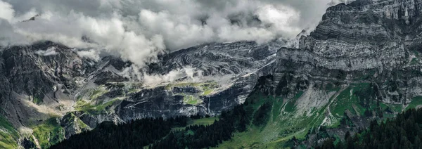 Terribles Rocas Sin Vida Glaciar Los Alpes Nubes Niebla Extendieron — Foto de Stock