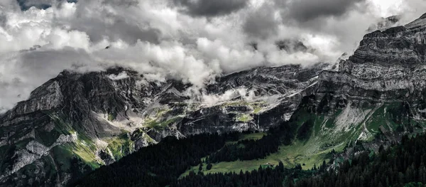 Terribles Rocas Sin Vida Glaciar Los Alpes Nubes Niebla Extendieron —  Fotos de Stock