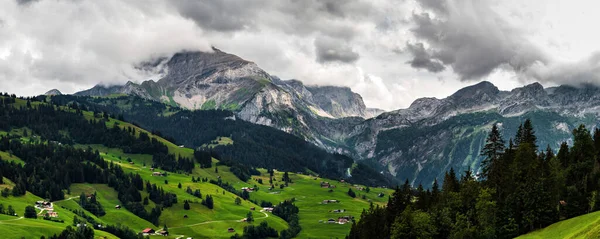 Stânci Îngrozitoare Ghețar Alpi Nori Ceață Răspândite Peste Vârfurile Munților — Fotografie, imagine de stoc