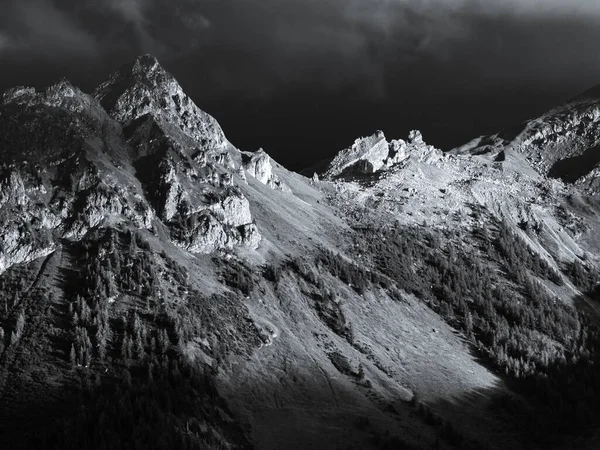 Terribles Rocas Sin Vida Glaciar Los Alpes Nubes Niebla Extendieron — Foto de Stock