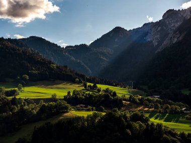 Alp dağlarının panoramik manzarası ve gün batımında kayalar, akşam ışıkları, Alpler