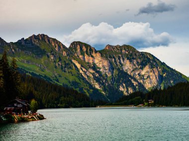 İsviçre dağlarında, Arnesee Gölü 'nde kristal berrak turkuaz ve gök mavisi renklerle kayboldular. Doğa severler.