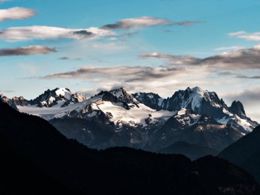 Mont Blanc yakınlarında karla kaplı dağ zirveleri, yüksek çözünürlüklü, poster