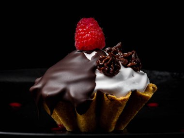 Lezzetli ve lezzetli ahududulu kek. Rus mutfağı. Lokantada tatlı var. Yiyecekler. Siyah arkaplanda izole.