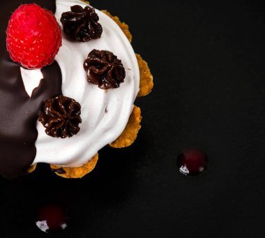 Lezzetli ve lezzetli ahududulu kek. Rus mutfağı. Lokantada tatlı var. Yiyecekler. Siyah arkaplanda izole.