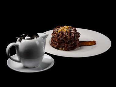 Fındıklı ve çikolatalı Kiev keki. Bir restoranda yakın plan fotoğraf çekimi. Rus mutfağının tatlı, lezzetli tatlısı. Yiyecekler. Siyah arkaplanda izole.