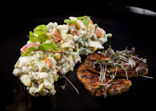 Carne Frita Ensalada Olivier Estilo Georgiano Aislado Sobre Fondo Negro —  Fotos de Stock