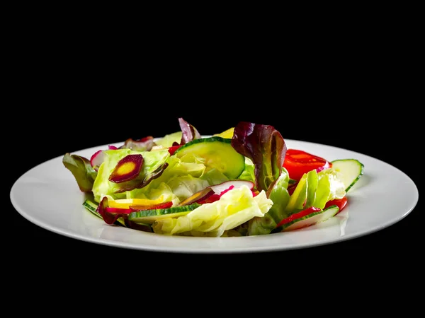 Čerstvý Zeleninový Salát Okurky Ředkvičky Salát Rajčata Izolováno Černém Pozadí — Stock fotografie