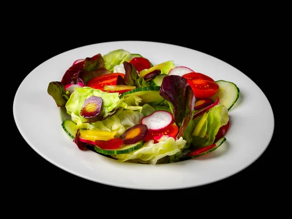 Ensalada Verduras Frescas Pepinos Rábanos Lechuga Tomates Aislado Sobre Fondo — Foto de Stock