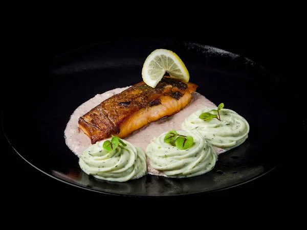 Saumon Frit Poisson Rouge Sauce Géorgienne Isolé Sur Fond Noir — Photo