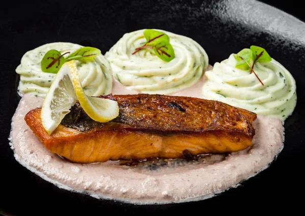 Salmón Frito Pescado Rojo Con Salsa Georgiana Aislado Sobre Fondo — Foto de Stock