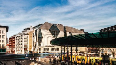 Yazı: 11 Mart 2017: Strasbourg, Fransa. Strasbourg 'un merkezindeki ana tramvay istasyonu. Homme de Fer.