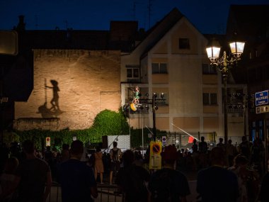 9 Ağustos 2020: Strasbourg, Fransa. Sokak sanatçıları, akrobatlar, gezgin tiyatrolar. Strasbourg sokaklarında tiyatro festivali.