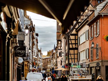 Yazı 06 Ekim 2020: Strasbourg, Fransa. Strasbourg sokaklarında şafak söktü. Sokak fotoğrafı..