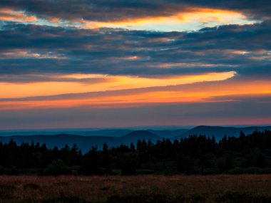 Vosges 'da günbatımı. İHA, Fransa 'dan panoramik görüntü