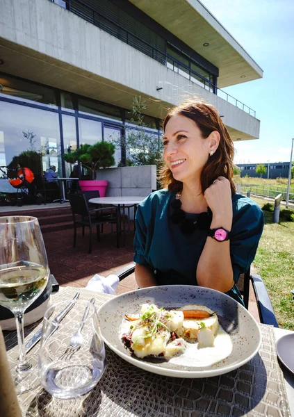 ワインとレストランのオープンテラスで美しい若い女性 フランス — ストック写真