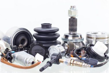 Beyaz arka plan üzerinde izole grup otomobil motor parçaları. Tamirhane