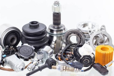 Beyaz arka plan üzerinde izole grup otomobil motor parçaları. Tamirhane