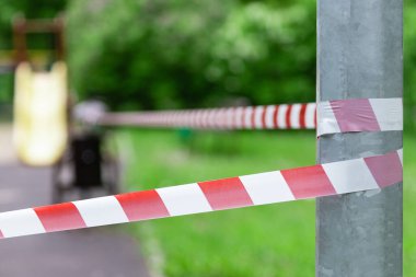 Boş zaman parkı kırmızı bariyerlerle sarılı. Dışarı çıkın. Dışarıda yürüyüş yasağı, koronavirüs gribi virüsü Covid-19 'un biyolojik tehlikesinin önlenmesi. Önleme. seçici odak