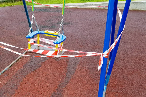 Balanço Azul Das Crianças Playground Esportivo Envolto Com Fita Adesiva — Fotografia de Stock