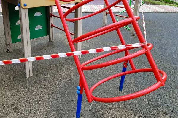 Barnens Idrottsstruktur Lekplatsen Lindad Med Röd Barriärtejp Förbud Mot Promenader — Stockfoto